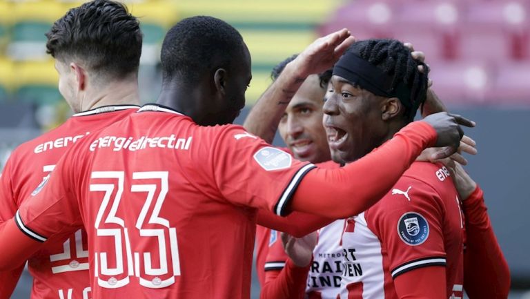 Jugadores del PSV celebran gol vs el Fortuna