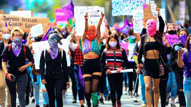 Mujeres de México manifestándose