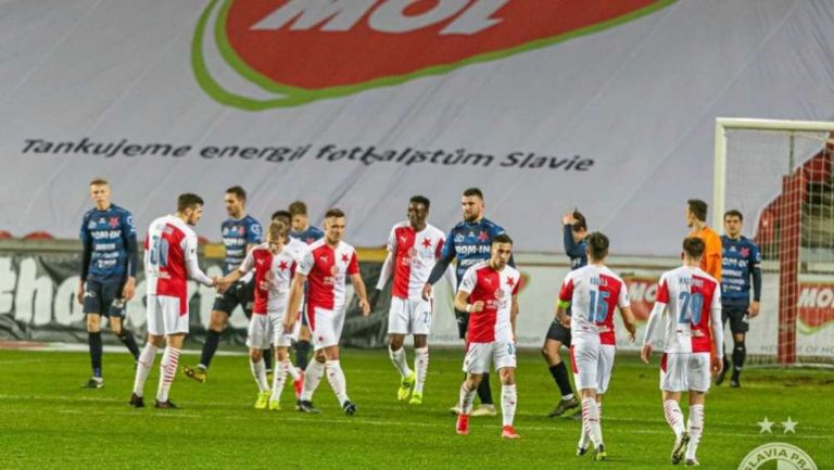 Acción en el Karlovy Vary ante Slavia Praha 