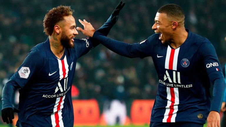 Neymar y Mbappé festejan un gol en Francia 