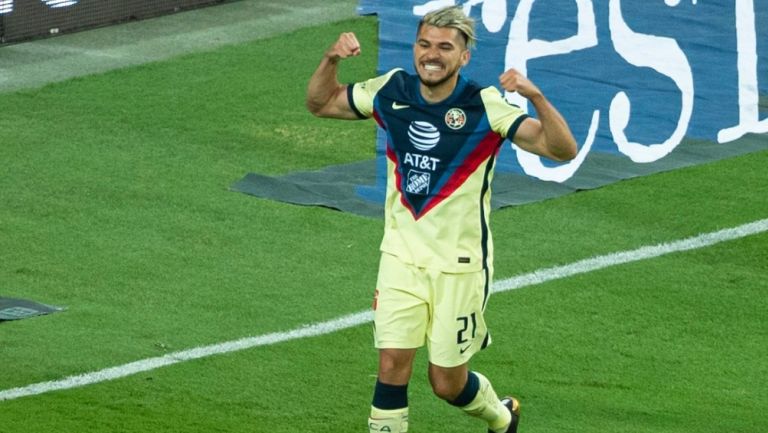 Henry Martín festeja una anotación con América