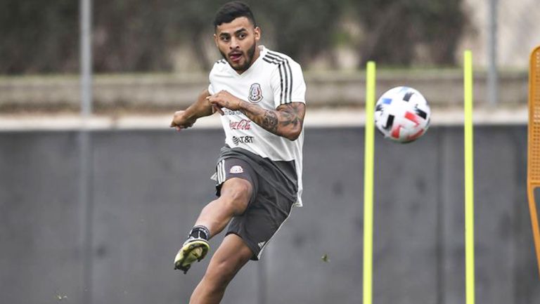 Alexis Vega en un entrenamiento con el Tri 