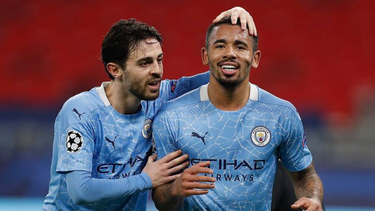 Jugadores del Manchester City festejan una anotación