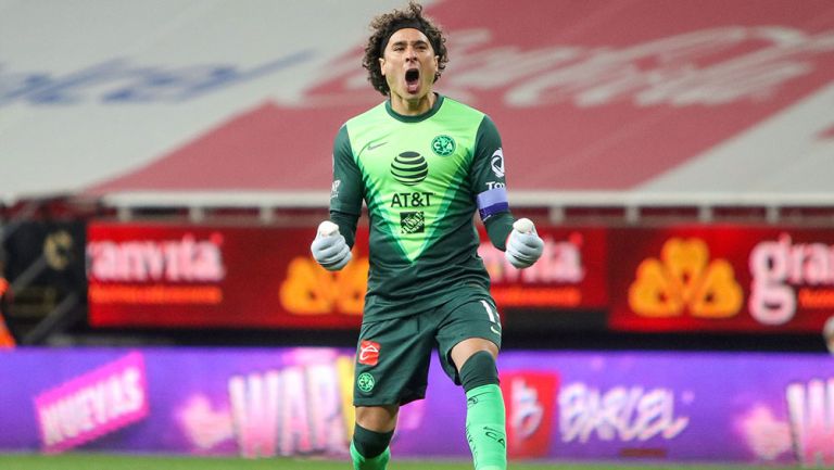 Memo Ochoa el el Chivas contra América