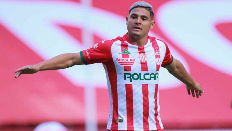 Maxi Salas en acción con Necaxa