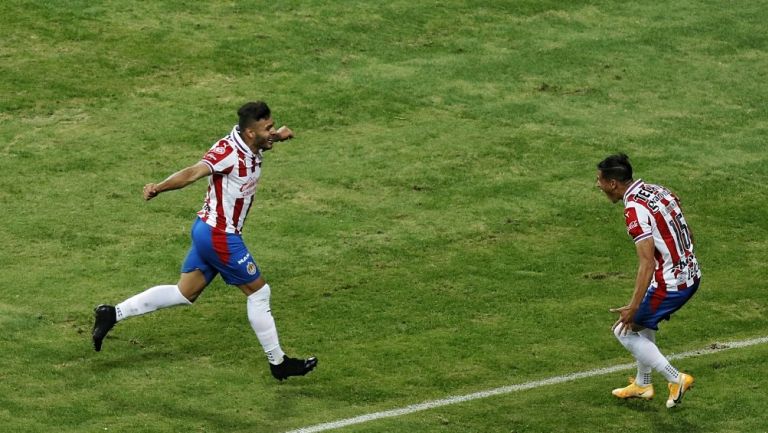 Alexis Vega y Uriel Antuna celebran un gol con Chivas