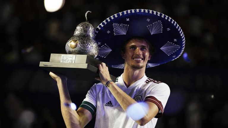 Alexander Zverev con el trofeo de campeón del AMT