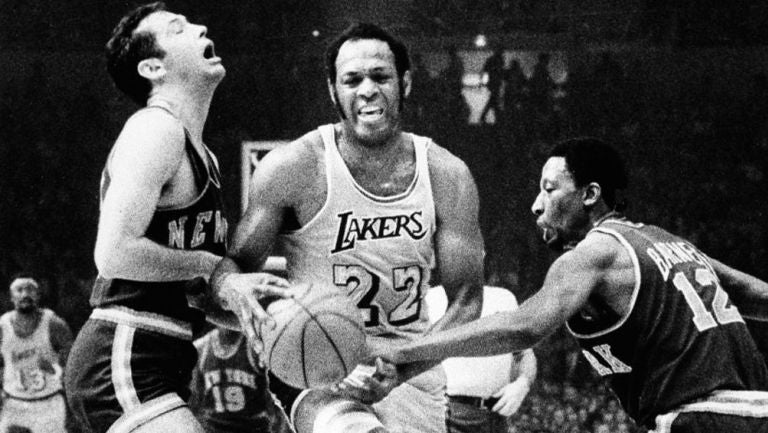 Elgin Baylor, en acción con los Lakers