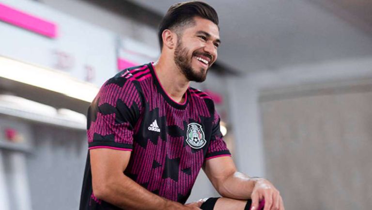 Henry Martín con playera de la Selección Mexicana