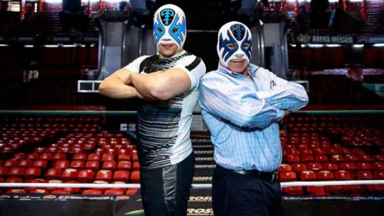 Atlantis y su Jr. posan en el ring de la Arena México