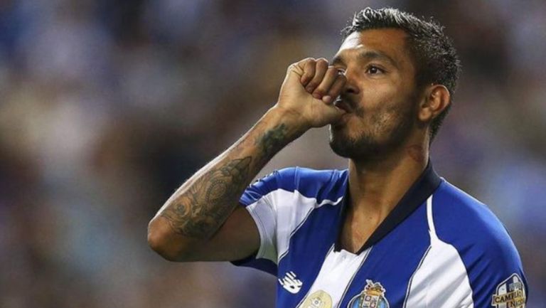 Tecatito Corona durante un partido con el Porto