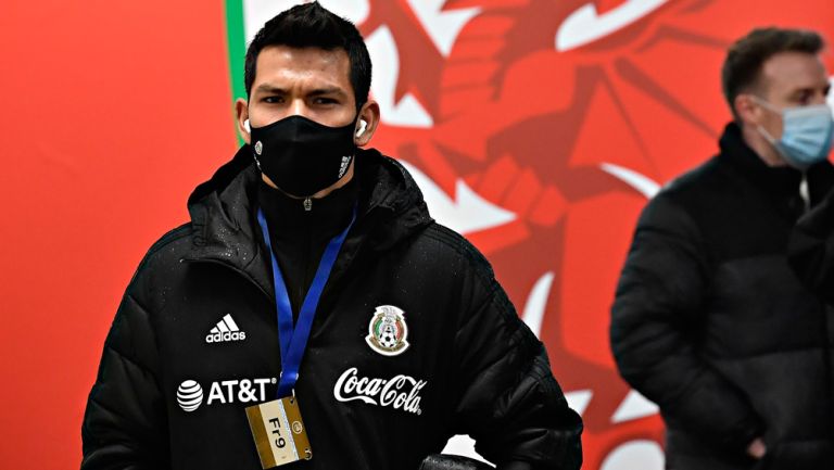 Chucky Lozano ingresando con cubrebocas al estadio Cardiff City