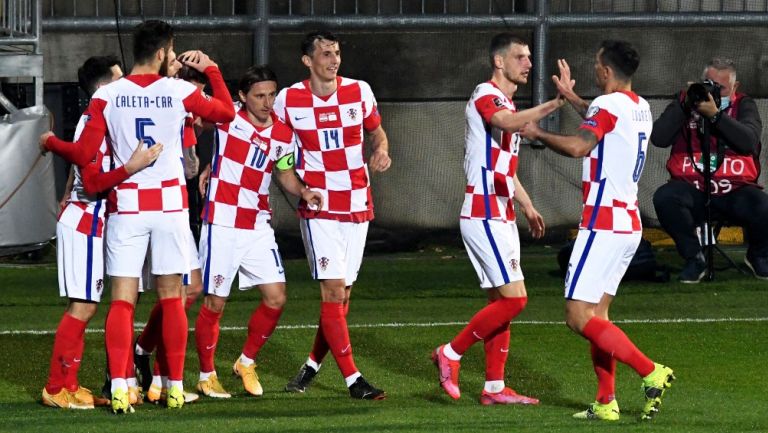 Los croatas celebran gol de Mario Pasalic