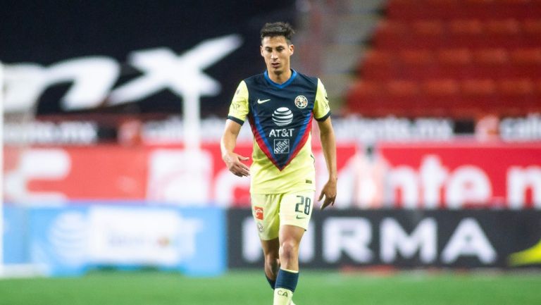 Mauro Lainez durante un partido con América