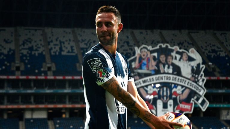 Miguel Layún durante un partido con Monterrey