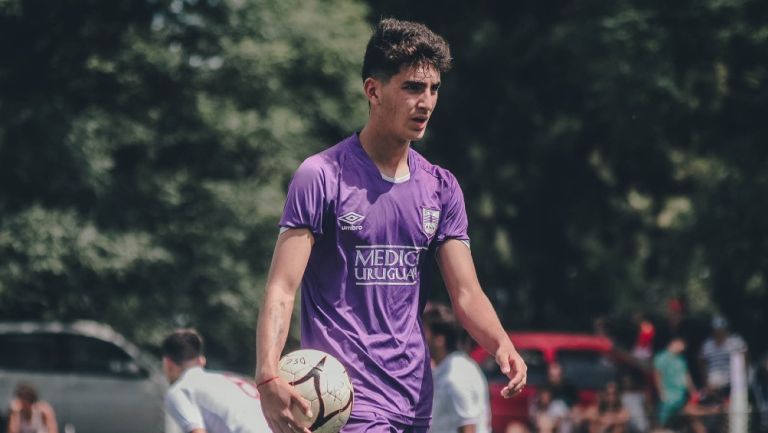 Diego Abreu durante un partido con Defensor Sporting