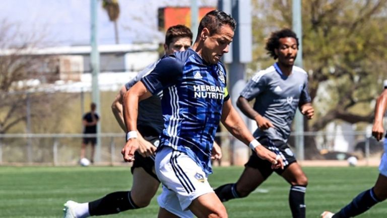 Chicharito Hernández en el duelo entre LA Galaxy y Sporting Kansas City