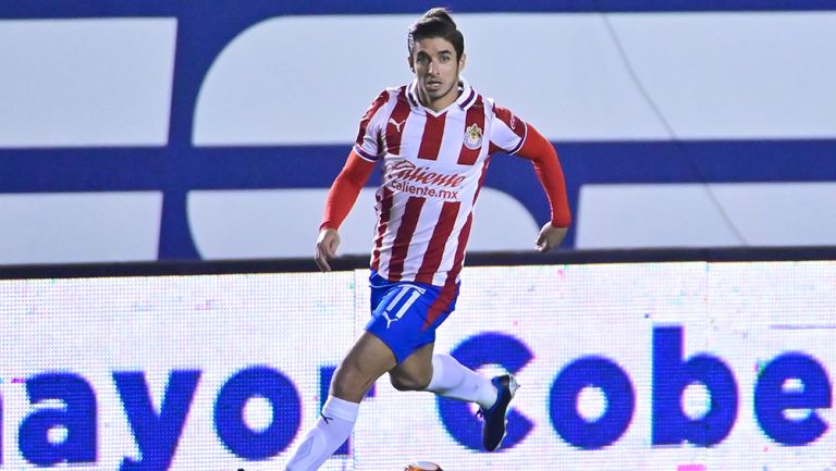  Isaac Brizuela en un partido Chivas 