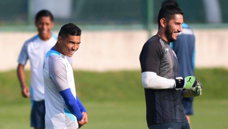 Orbelín Pineda y Jesús Corona durante un entrenamiento