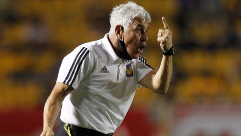 Ricardo Ferretti en el duelo entre Tigres y América