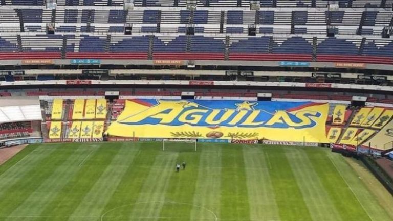 Mega manta instalada en el Estadio Azteca