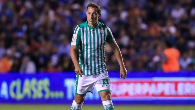 Andrés Guardado durante un duelo con el Betis 