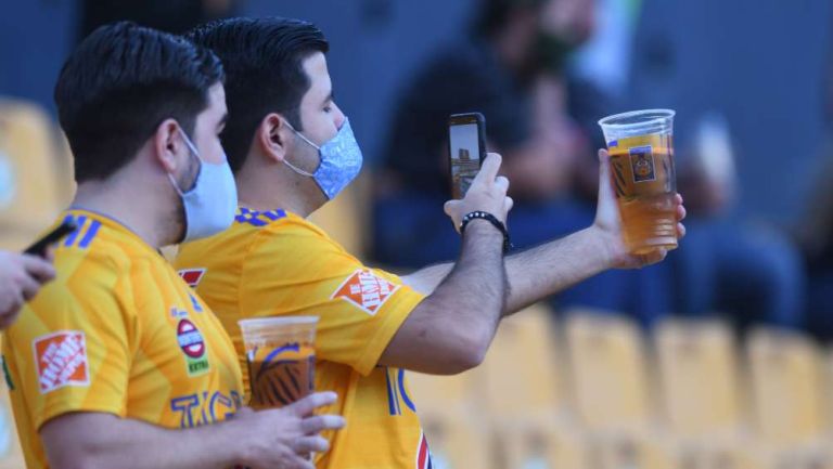 Aficionados de Tigres en el Universitario