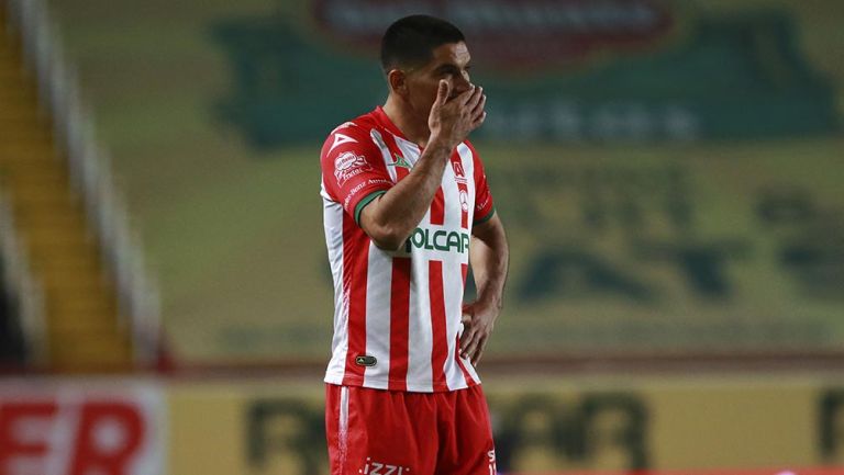 Jairo González en un partido con Necaxa 