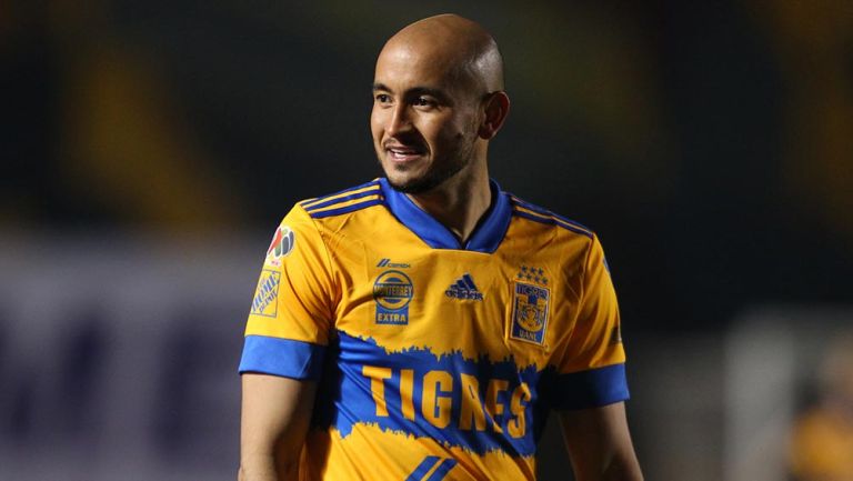 Carlos González en partido con los Tigres