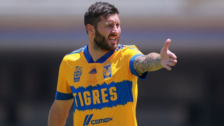 Gignac reclama en un partido de Tigres