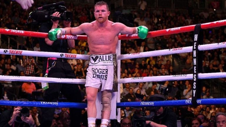 Saúl 'Canelo' Álvarez en pelea ante Callum Smith