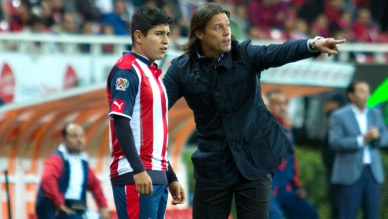 Almeyda y Chofis en un partido de las Chivas