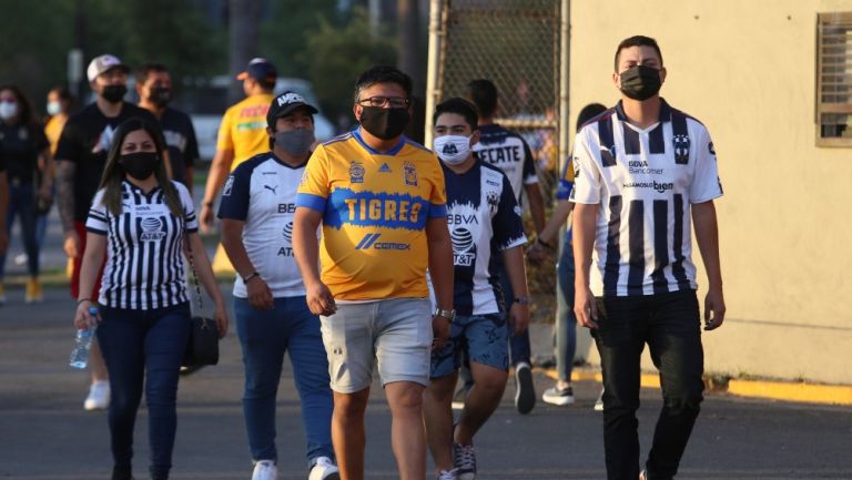 Aficionados de Tigres y Rayados en el Clásico Regio