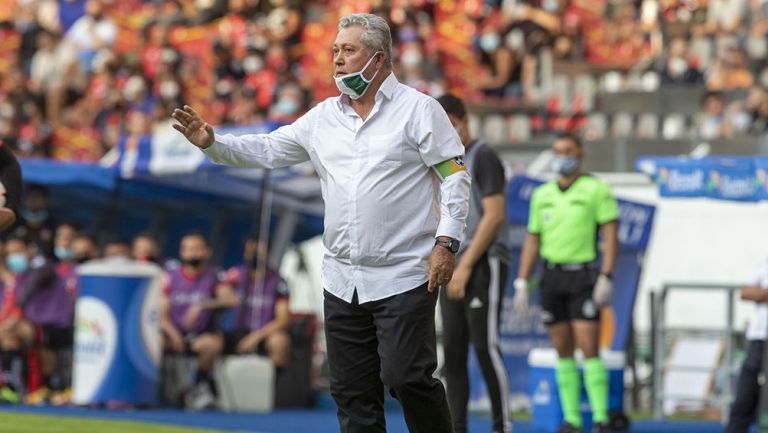 Víctor Manuel Vucetich en el partido ante Atlas 