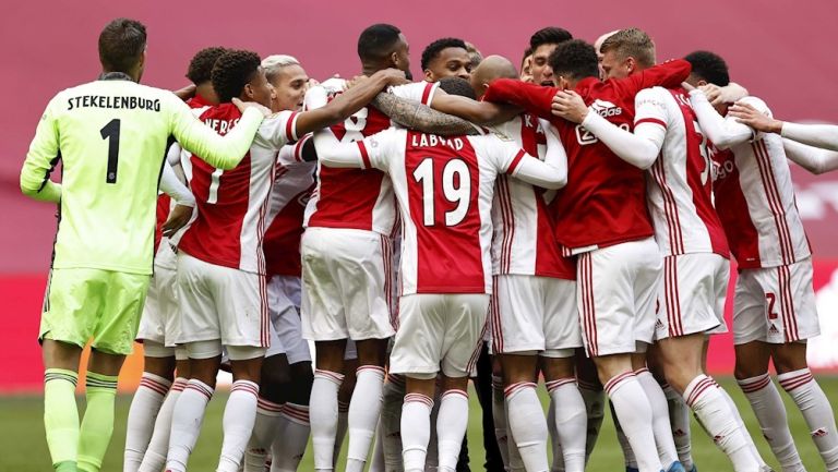 Jugadores del Ajax celebran título de Eredivisie