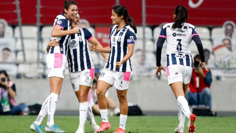 Jugadoras de Monterrey, en festejo de gol