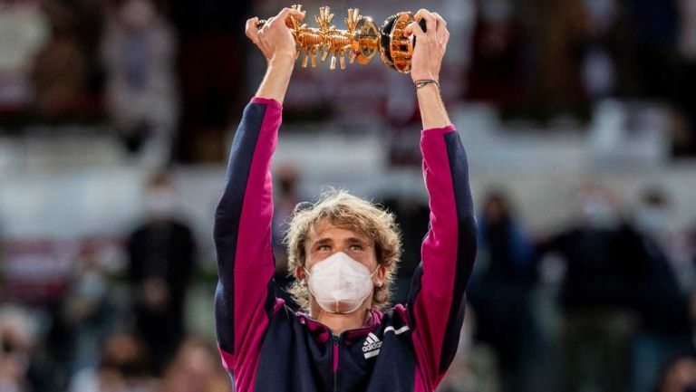 Alexander Zverev con trofeo