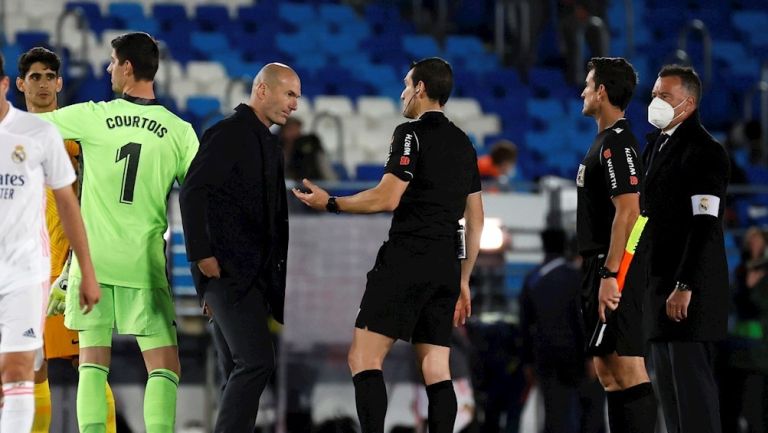 Zidane fue a pedirle explicaciones al árbitro