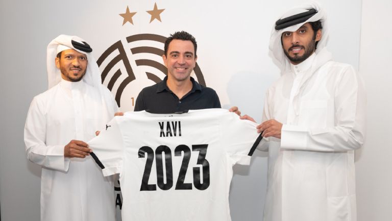 Xavi Hernández durante la renovación de su contrato con Al Sadd