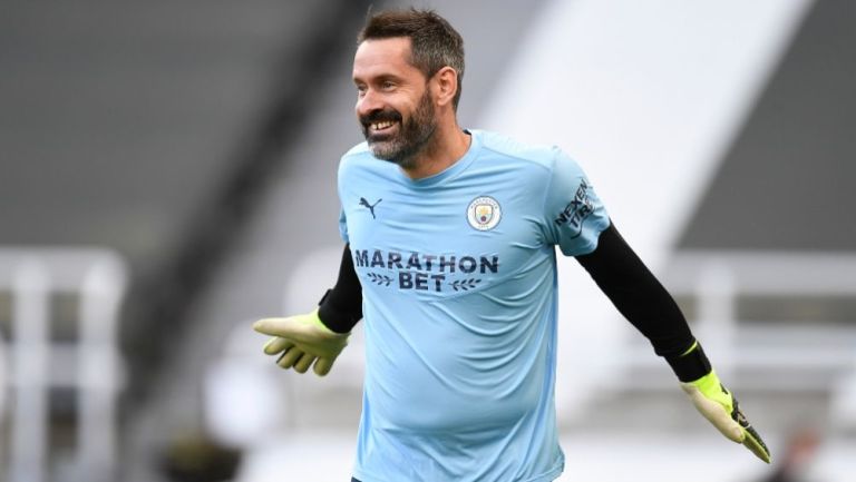 Scott Carson calentando previo al duelo entre el Manchester City y el Newcastle