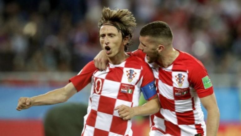 Luka Modric celebra con Ante Rebic su gol contra Nigeria