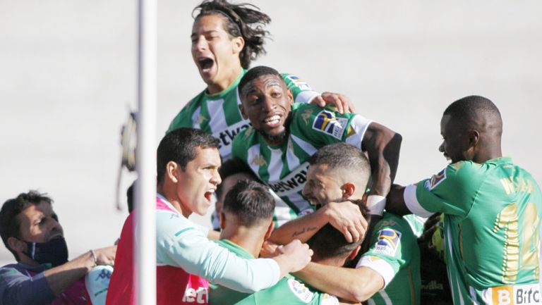 Jugadores del Betis celebran la victoria