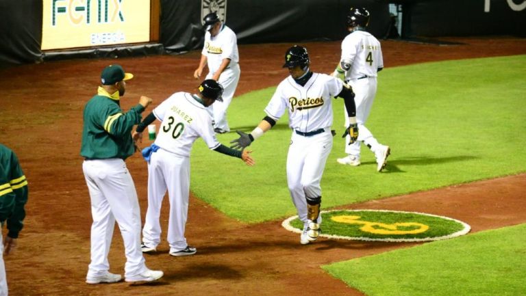 Jugadores de Pericos celebran vs Guerreros