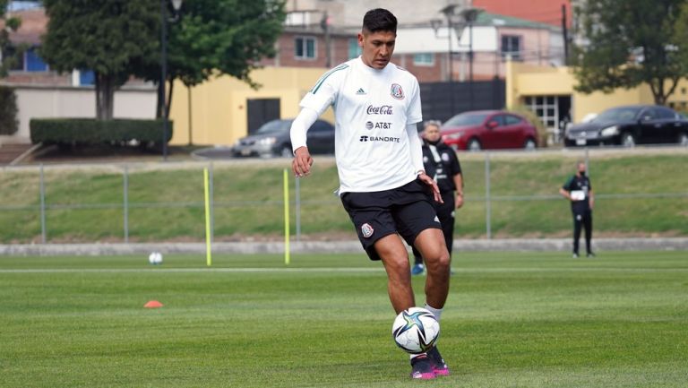 Edson Álvarez en entrenamiento del Tri