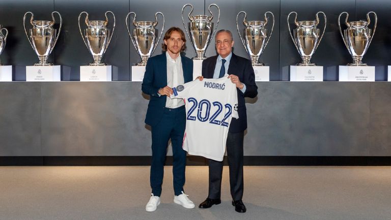 Luka Modric y Florentino Pérez tras la renovación del croata 