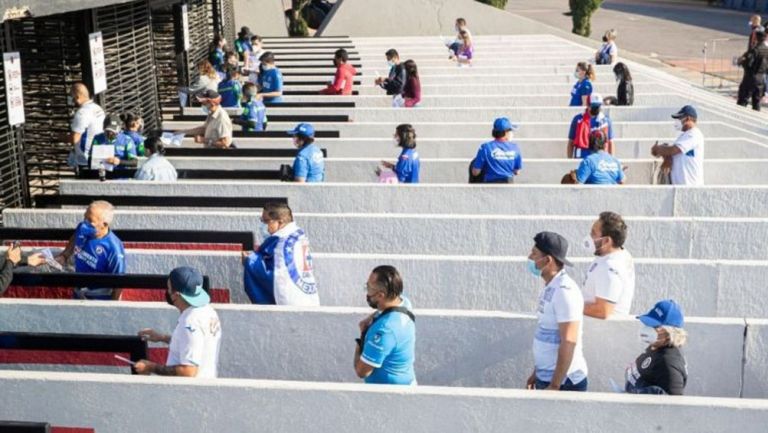 Afición de Cruz Azul entrando al Estrado Azteca 