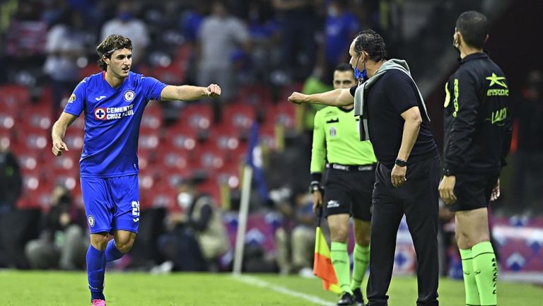 Juan Reynoso festeja el gol con Santi Giménez