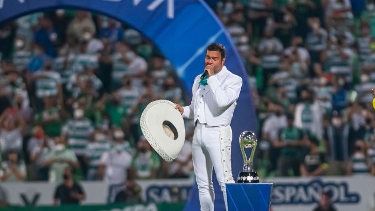 Pablo Montero cantando el himno nacional