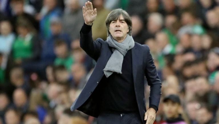 Joachim Löw dirigiendo un partido de la Selección Alemana