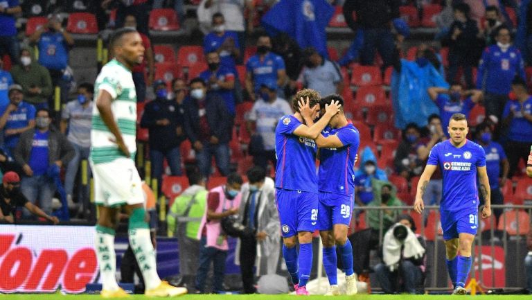 Jugadores de Cruz Azul celebran una anotación